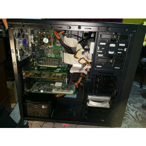 Ca să completez această îmbinare de retro și modern, am montat în carcasă un sistem cu Pentium...