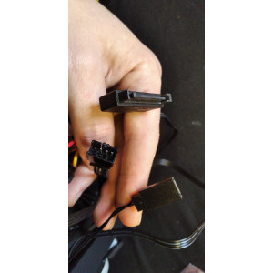 Conectorul SATA alimenteaza doar albastru
Are un daisy chain in plus de 4 pini  (mufa Tata cu...