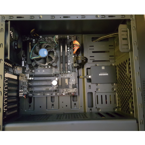 exteriorul l-ati vazut. asa arata o placa matx in aceasta carcasa. loc suficient pt majoritatea...