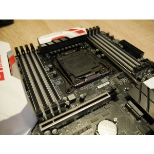 Zona procesorului si 8 slot-uri DDR4