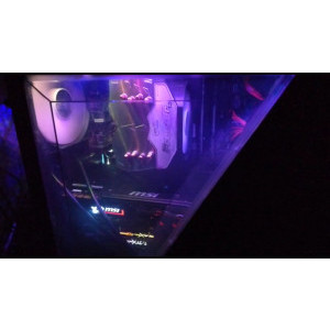 Sper ca se poate vedea:
Placa este jos, curcubeul este dat de ledurile RGB, exceptand culoarea...