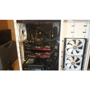 sistemul complet, gata de "lucru".
CPU: I5 Skylake 3,2 ghz +WaterCooler Corsair Hydro Extreme...