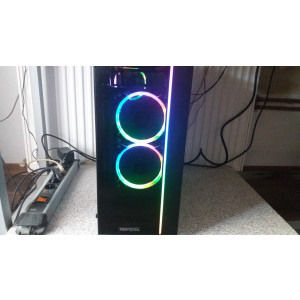 Partea din fata cu banda de led-uri si doua ventilatoare Segotep Pro Vibrant.