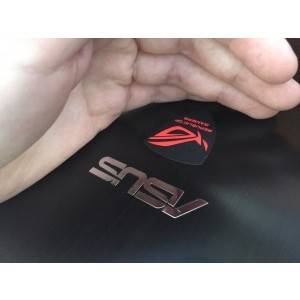 Doar logo-ul ROG este iluminat ( rosu ) , nu si cel de la ASUS ca in seria N7xx.
