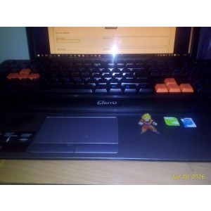 Tastatura o folosesc la laptop.
Stă foarte bine deasupra laptop-ul, mă mir cum stă. xD