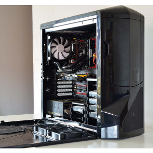Carcara cu capacul lateral si cele doua ventilatoare de 120mm conectate la fan-controller.