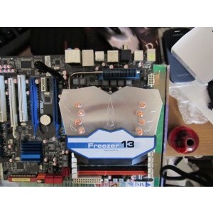 Cooler Arctic Cooling Freezer 13 instalat pe o placa de baza Asus P6T cu un procesor Intel i7 920...
