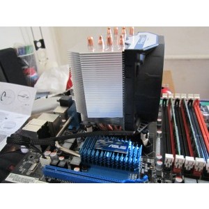 Cooler Arctic Cooling Freezer 13 instalat pe o placa de baza Asus P6T cu un procesor Intel i7 920...