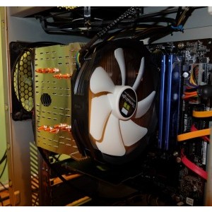 Mare si lenes, ventul din spatele radiatorului se da peste cap de 650 de ori, iar Termalright-ul...