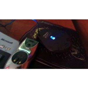 dragunov langa un Logitech Mx Air se vede clar ca dragunovul lumineaza iar Mx Air-ul nu ofera...