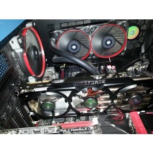 Marginea cu logo`ul WINDFORCE loveste in palnia ventilatorului de pe sidepanelul lateral al HAF X
