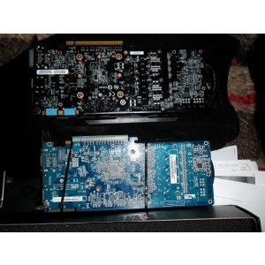 Poza comparatica cu un Sapphire HD 5850 , o placa destul de lunga. Vedere  SPATE