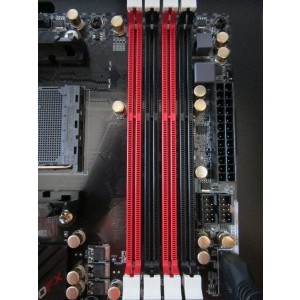 Zona memoriilor și a alimentării 20+4pin ATX. Mai jos e și header-ul pentru USB 3.0, dar am...