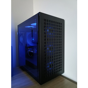 abundenta de lumina albastra din carcasa este de la o bara ARGB Gamemax Viper 30.