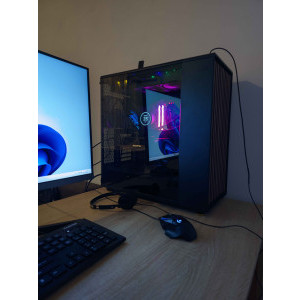 Un sistem in carcasa Fractal North XL.
