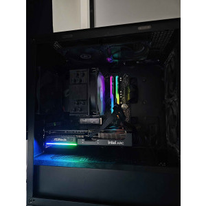 Stiu ca e un cable management dezastru dar cablurile sunt duse pentru daily-ul meu care e un RX...