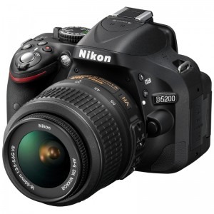 Nikon D5200 negru + obiectiv AF-S DX Nikkor 18-55mm f/3.5-5.6G VR