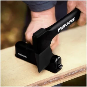 Fiskars Topor pentru despicat A11 + Dispozitiv pentru ascutit topoare si cutite