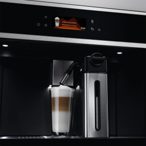 Electrolux incorporabil automat, Seria 900 PRO, Control touch, 12 programe, Display TFT activ, Capacitate rezervor apa 2.5 l, Capacitate rasnita 350 grame, Indicator reumplere cafea si apa, Inox antiamprenta, 1350W, Argintiu